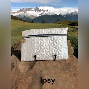 Ipsy white quilted diamond pattern zip close make up bag 7x5 inches